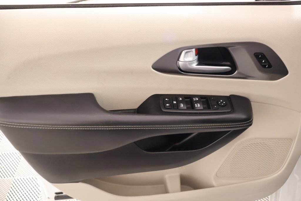 Used 2024 Chrysler Pacifica Touring-L image 17