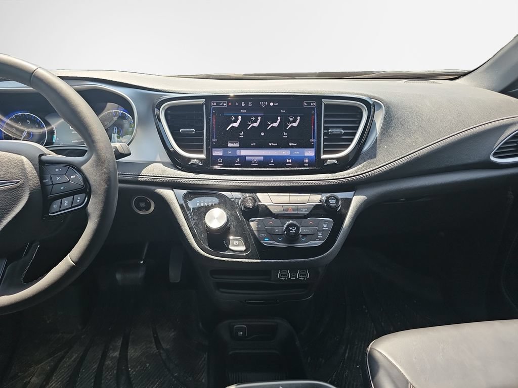 Certified 2023 Chrysler Pacifica Touring-L w/ S Appearance Package AWD/4WD image 16