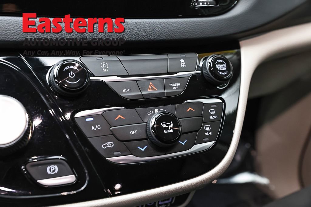 Used 2022 Chrysler Voyager LX image 20