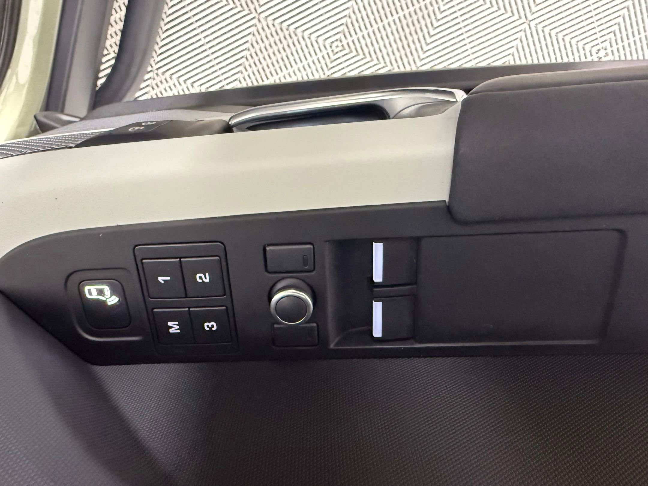 Certified 2021 Land Rover Defender 90 First Edition image 17