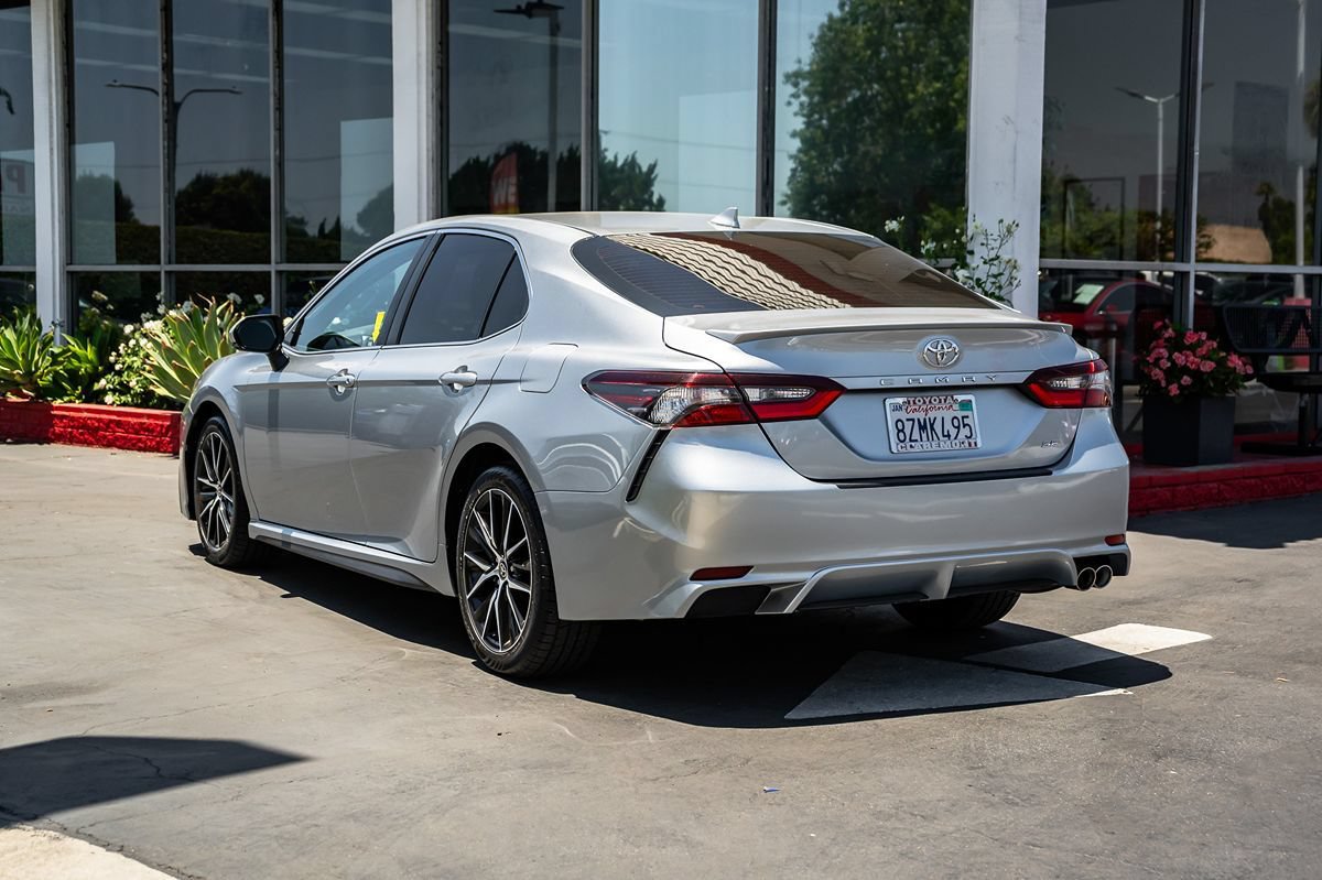 Used 2022 Toyota Camry SE w/ Convenience Package FWD image 2