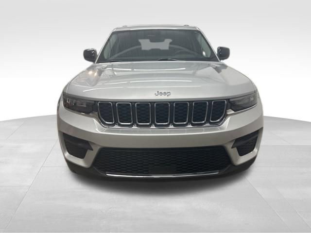 Used 2023 Jeep Grand Cherokee Laredo image 2