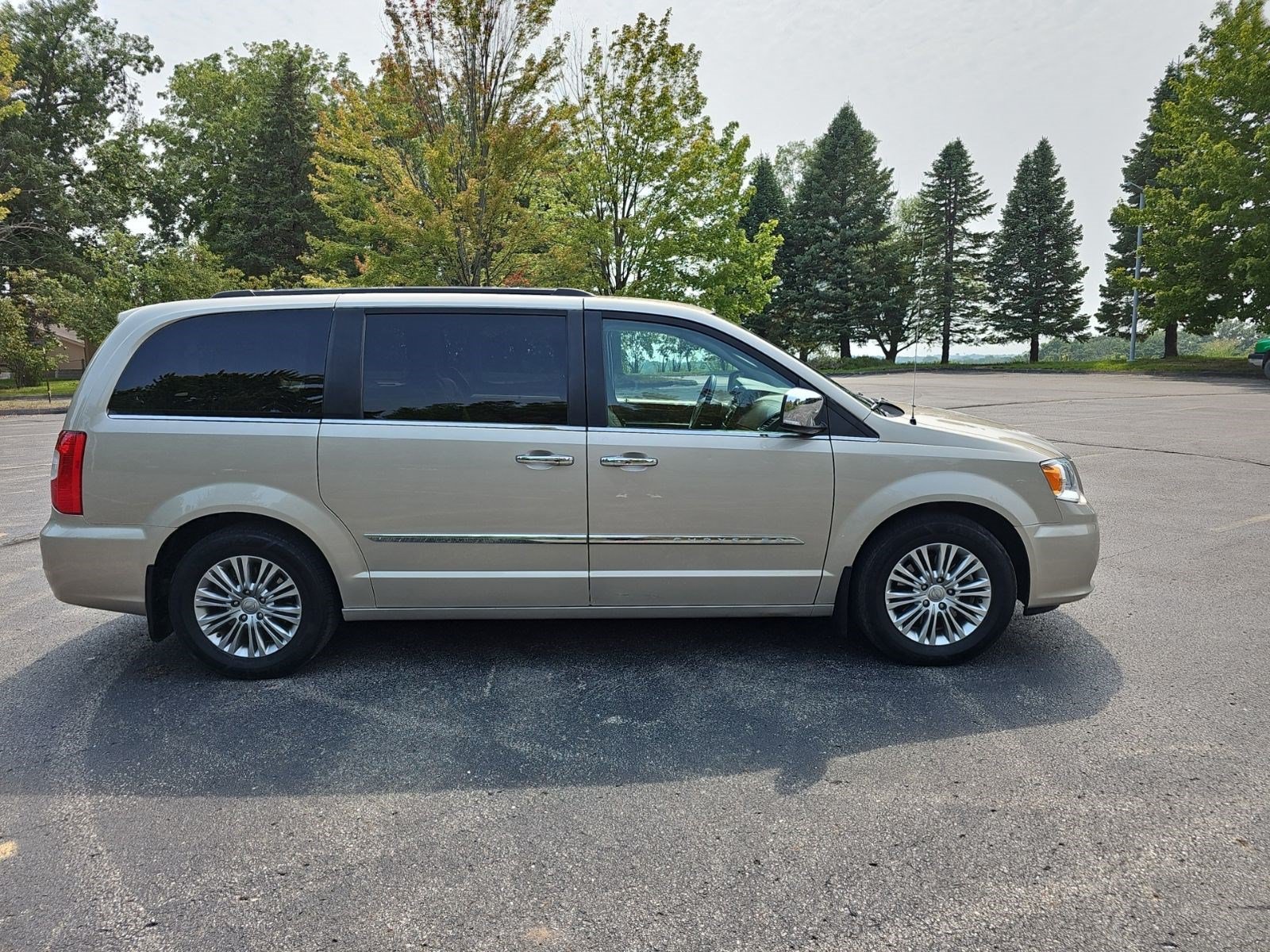 Used 2016 Chrysler Town & Country Touring-L w/ Driver Convenience Group FWD image 7
