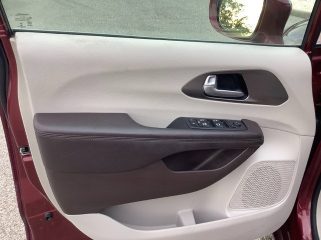 Used 2018 Chrysler Pacifica Touring-L Plus FWD image 13