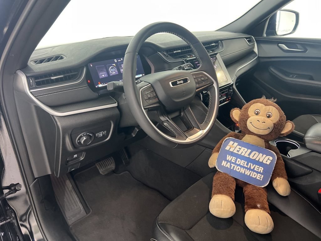 Used 2025 Jeep Grand Cherokee Altitude AWD/4WD image 9