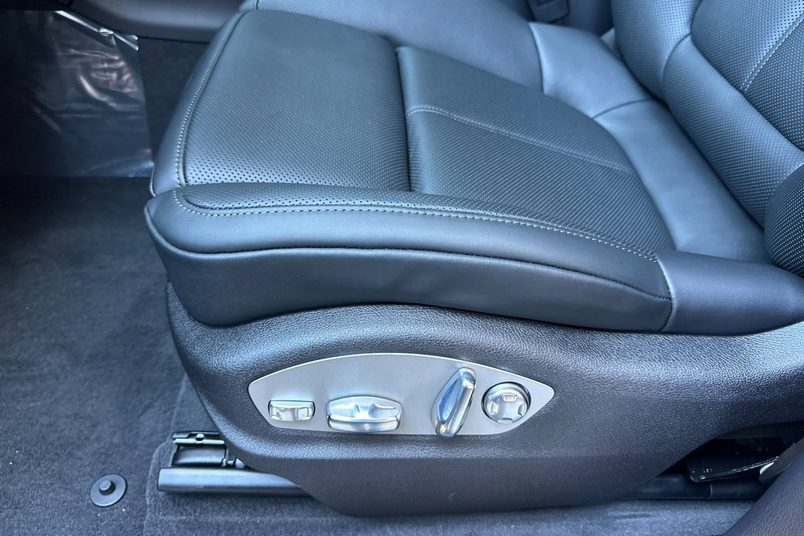 New 2026 Porsche Macan AWD/4WD image 14