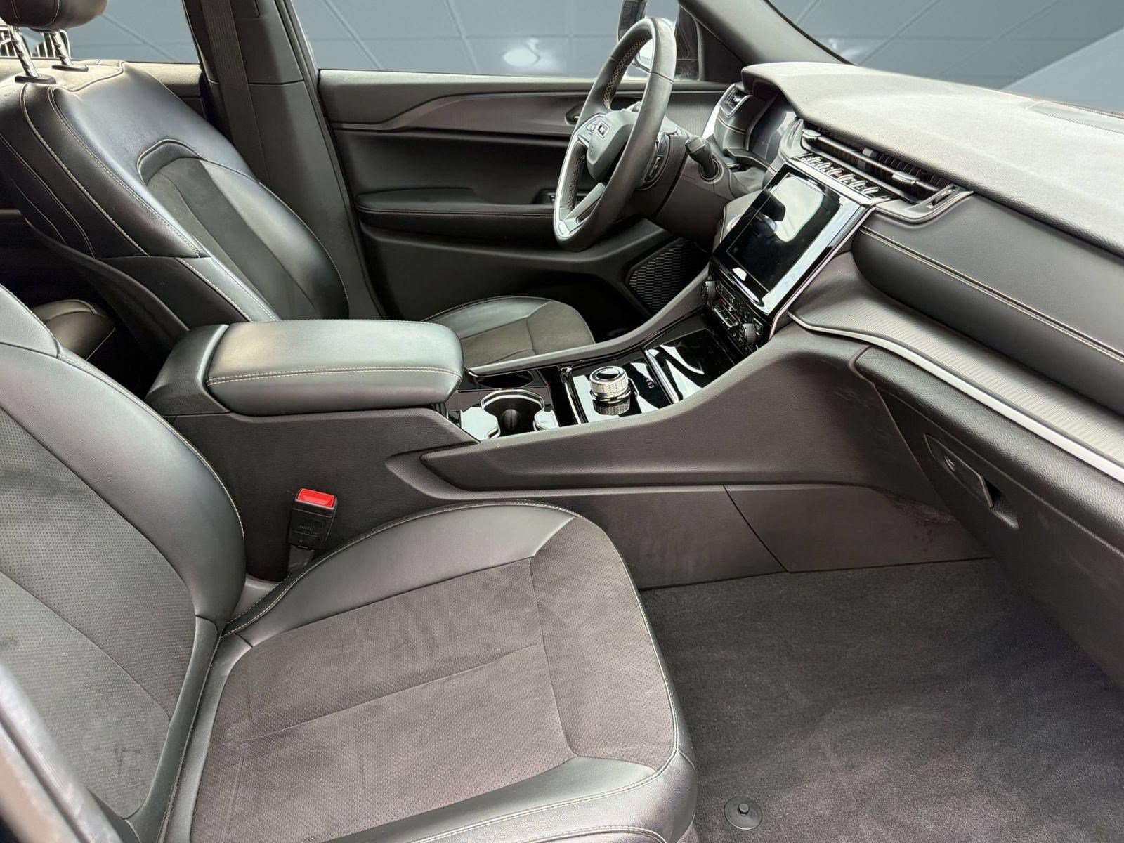 Used 2023 Jeep Grand Cherokee Altitude AWD/4WD image 28