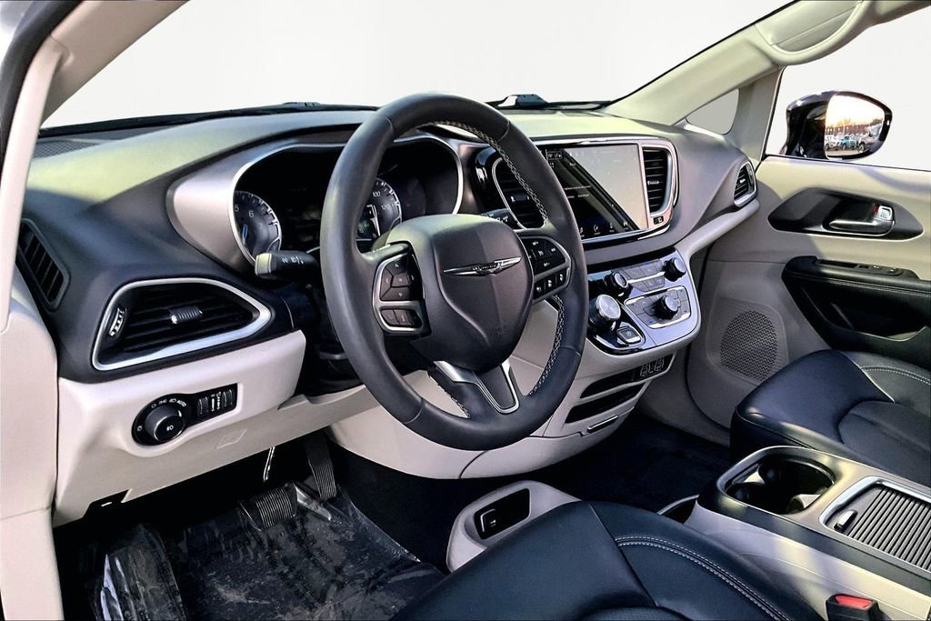 Used 2024 Chrysler Pacifica Touring-L image 12