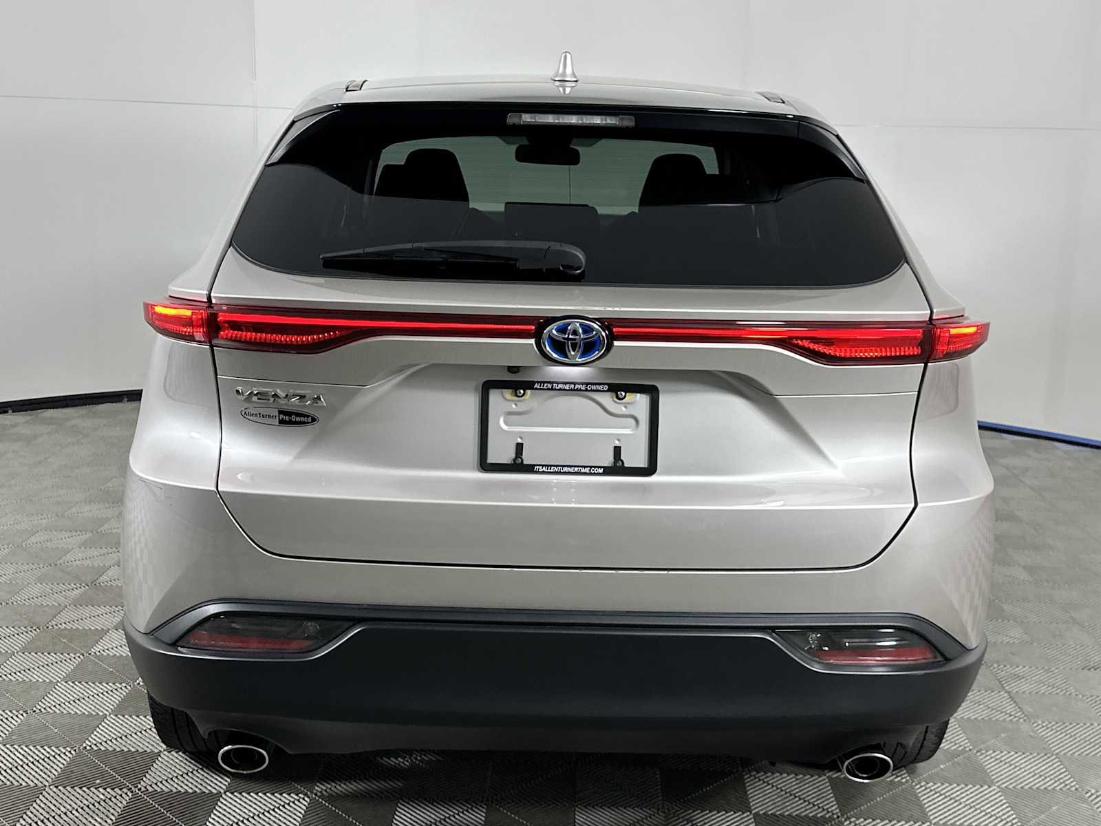 Used 2024 Toyota Venza LE AWD/4WD image 7