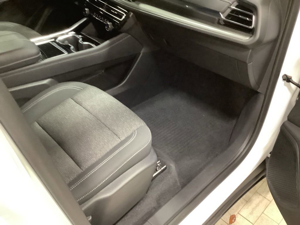 Used 2024 Chevrolet Traverse LT w/ Midnight/Sport Edition image 24