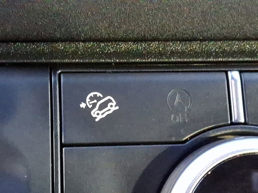 Used 2023 Land Rover Defender 110 X-Dynamic SE image 26