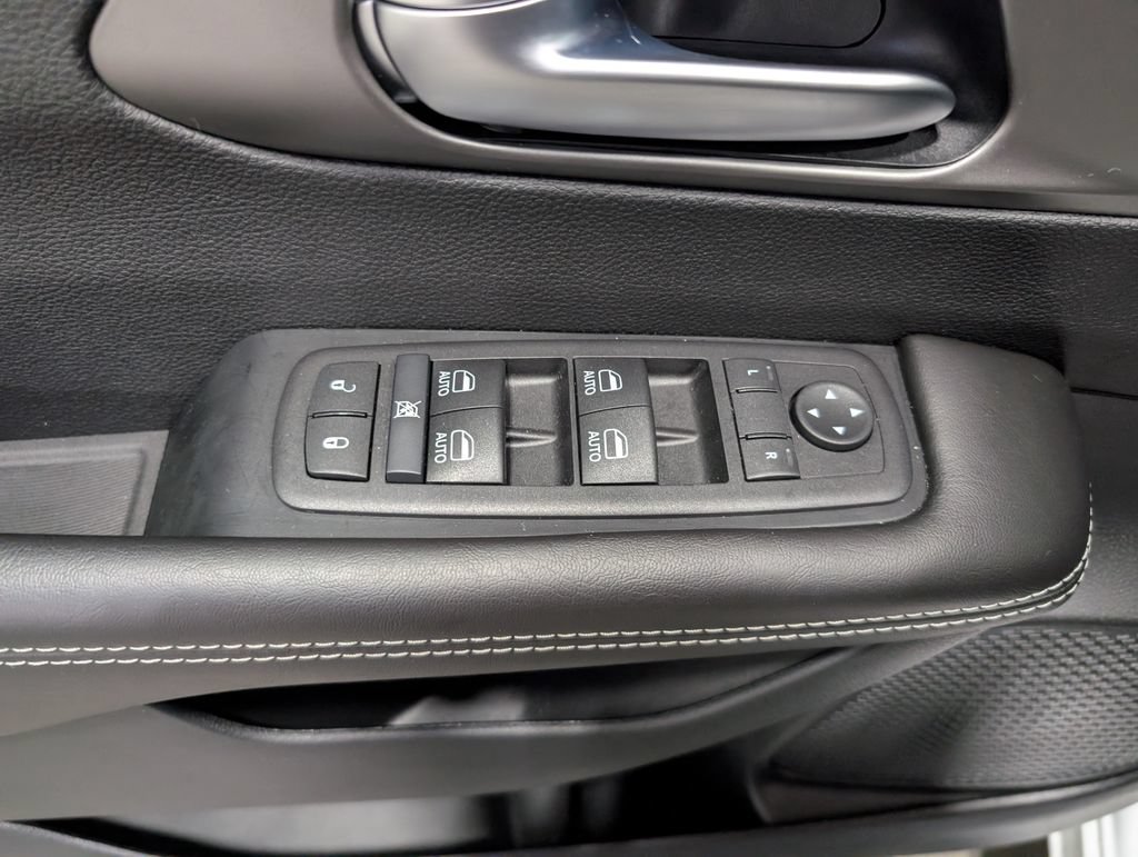 Used 2027 Chrysler Pacifica Select FWD image 14