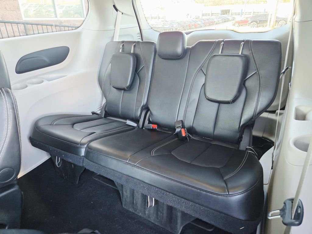Used 2024 Chrysler Pacifica Touring-L image 13