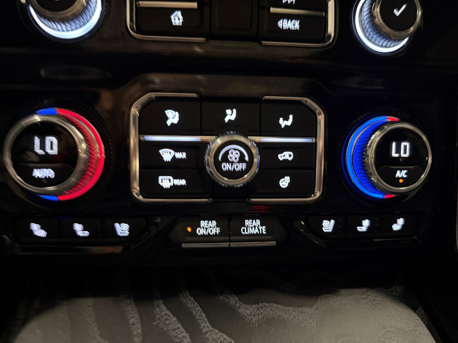 Used 2024 GMC Yukon XL Denali w/ Advanced Technology Package RWD image 32