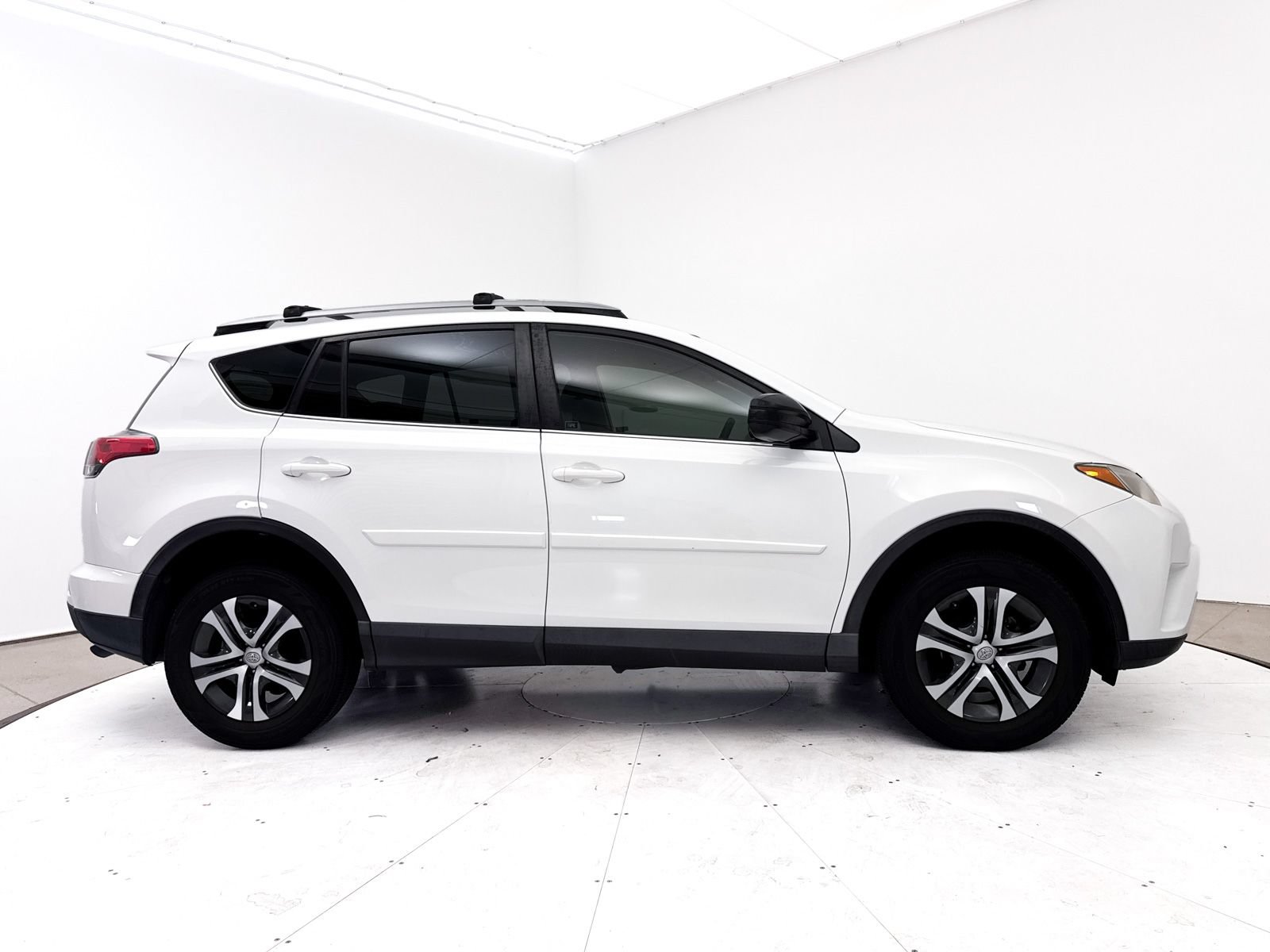 Used 2018 Toyota RAV4 LE w/ Carpet Mat Package FWD image 32