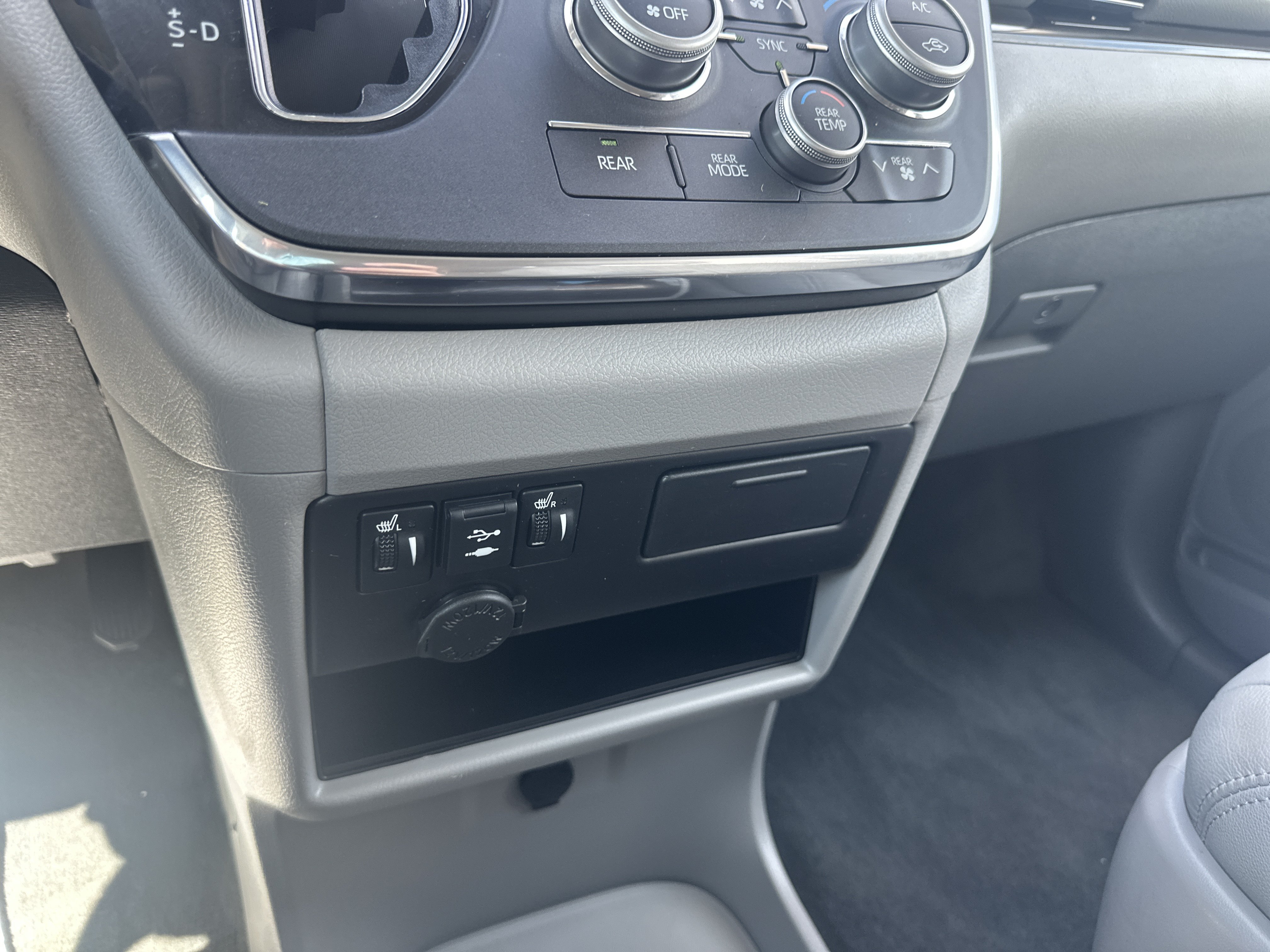 Used 2018 Toyota Sienna XLE w/ Protection Package FWD image 31