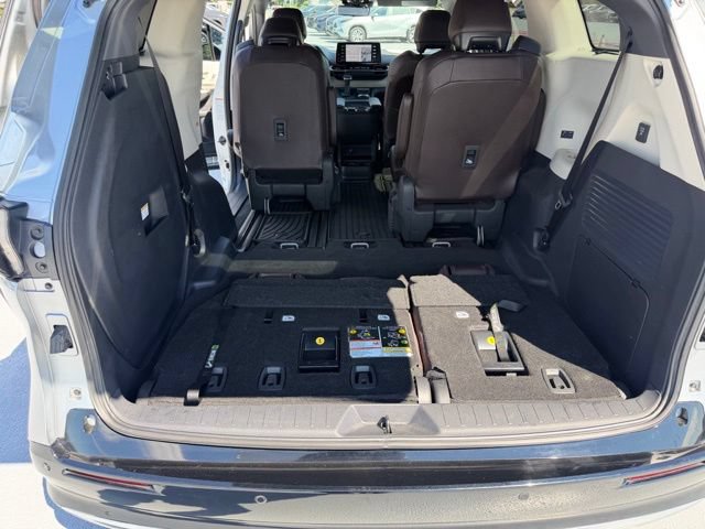 Used 2024 Toyota Sienna Platinum FWD image 11