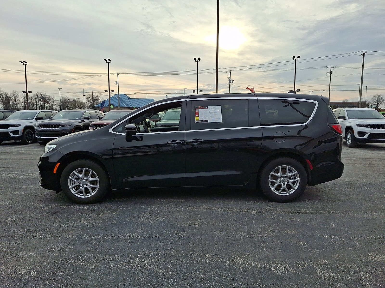 Certified 2025 Chrysler Pacifica Select image 5