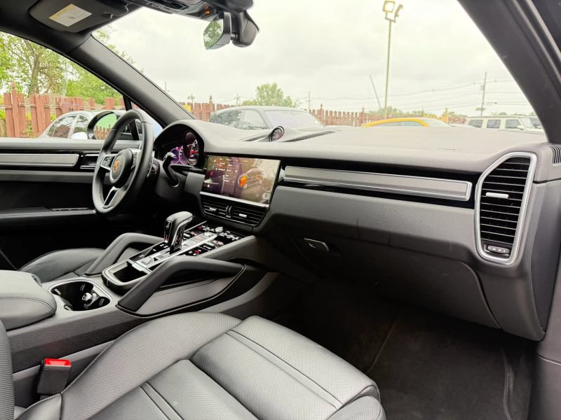 Used 2023 Porsche Cayenne Platinum Edition AWD/4WD image 32