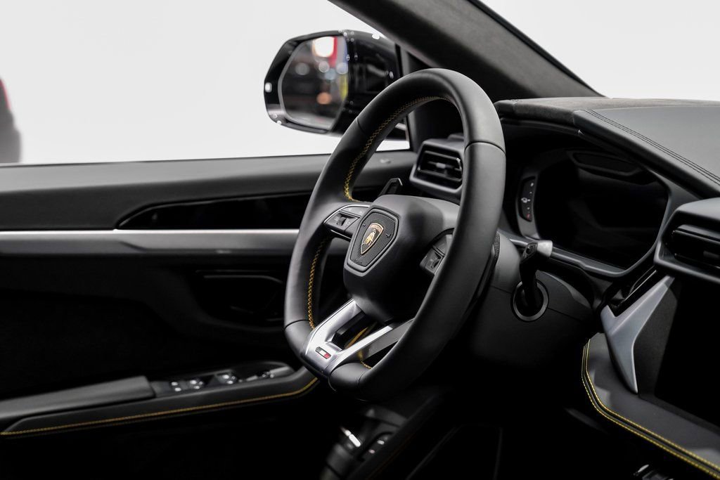 Used 2025 Lamborghini Urus SE image 12