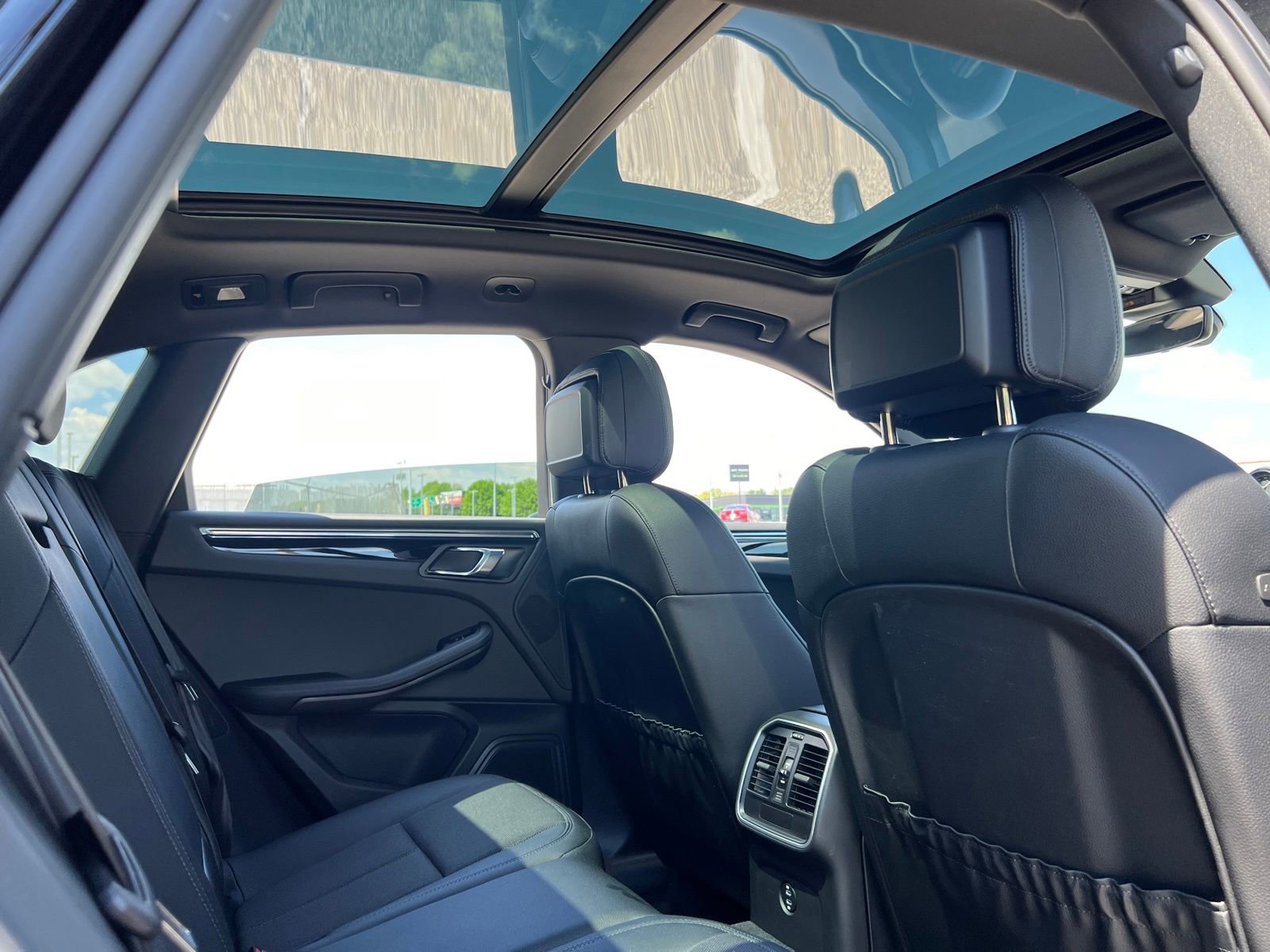 Certified 2025 Porsche Macan AWD/4WD image 22