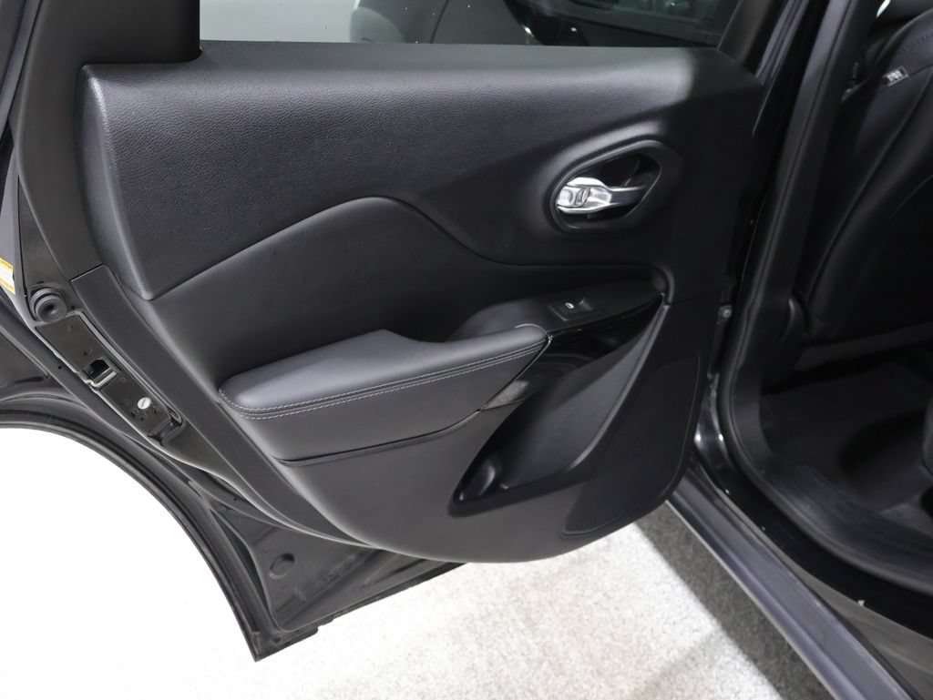 Used 2023 Jeep Cherokee Altitude Lux AWD/4WD image 19
