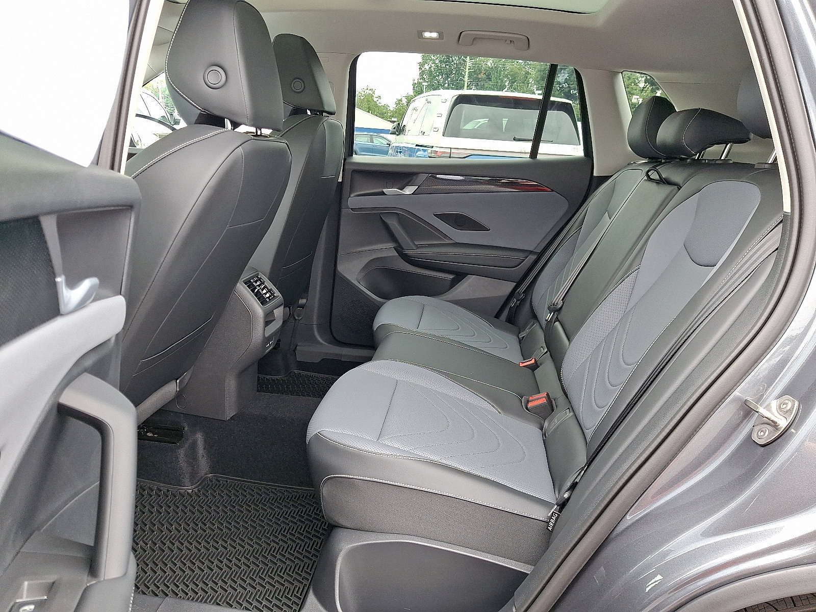 New 2025 Volkswagen Tiguan SE image 6