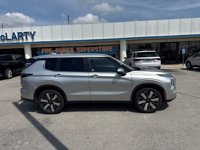 Used 2025 Mitsubishi Outlander SE FWD image 2