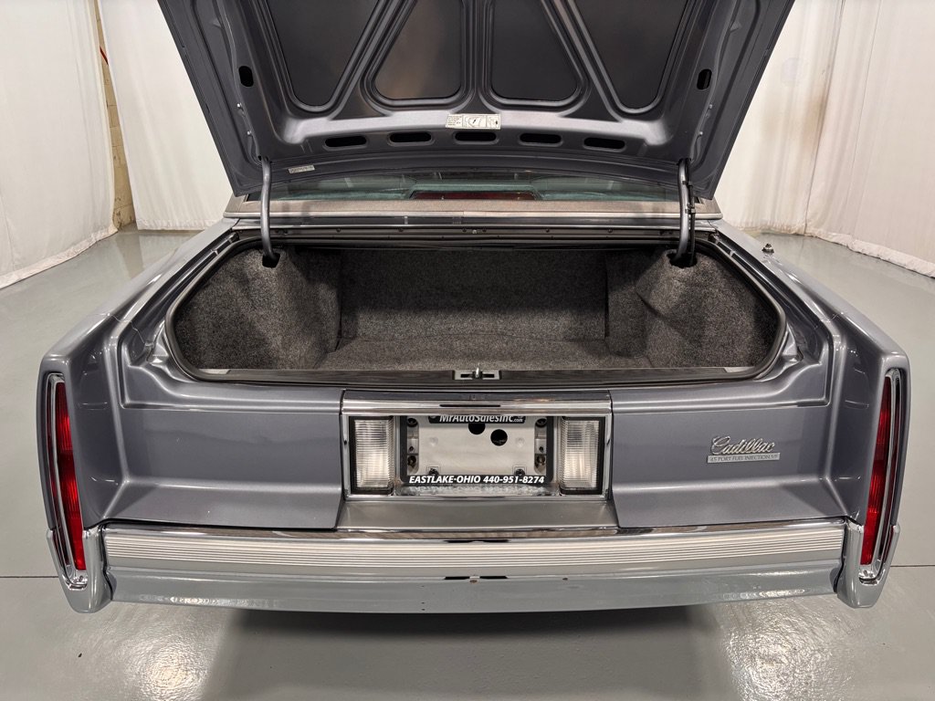 Used 1990 Cadillac Fleetwood Sedan FWD image 30