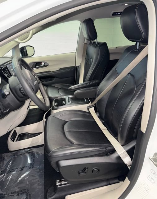 Used 2024 Chrysler Pacifica Touring-L FWD image 12