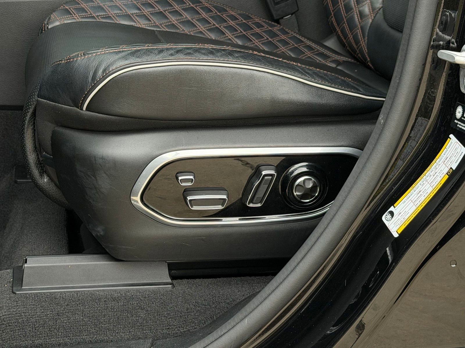 Used 2022 Jeep Grand Cherokee L Summit w/ Luxury Tech Group V image 11