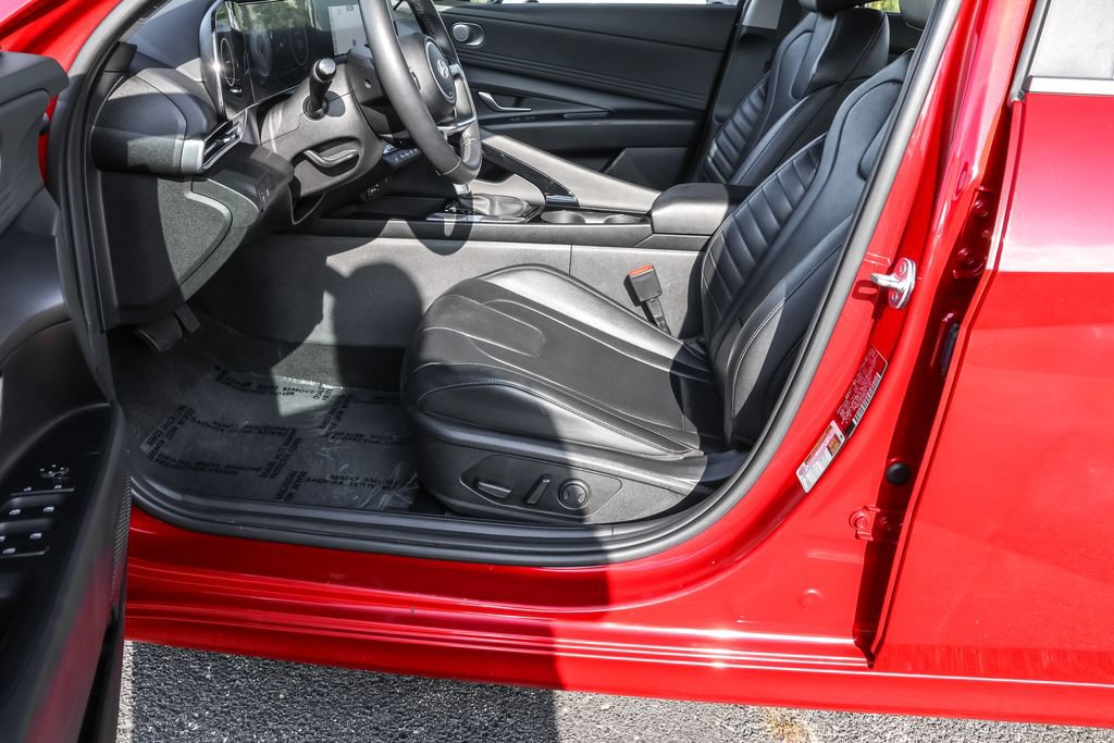 Certified 2025 Hyundai Elantra Limited FWD image 19