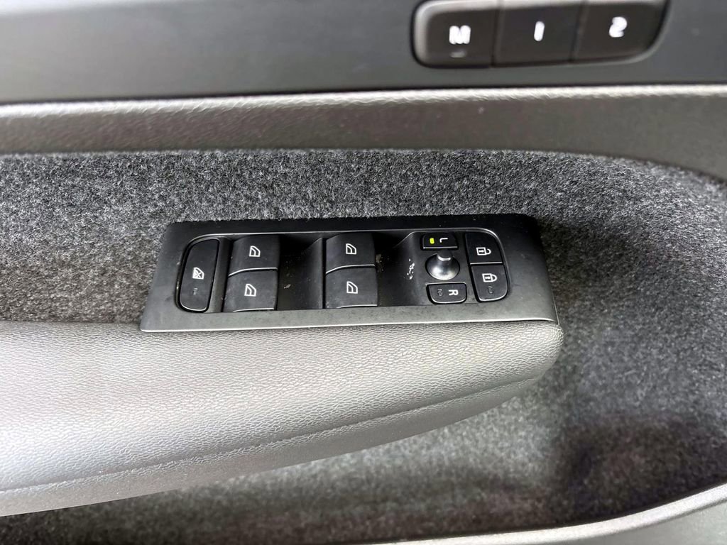 Used 2025 Volvo XC40 B5 Core w/ Protection Package Premier image 13