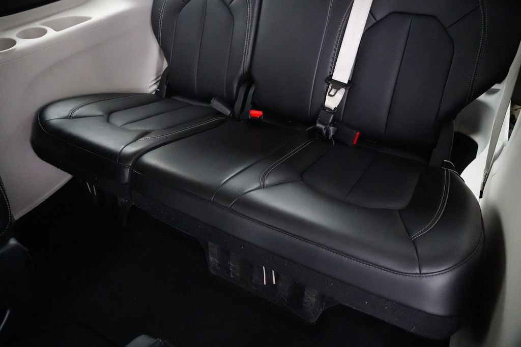 Used 2024 Chrysler Pacifica Touring-L image 28