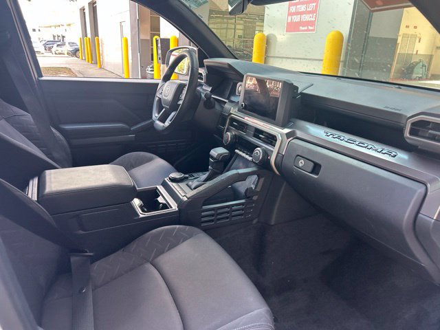 Used 2025 Toyota Tacoma SR5 AWD/4WD image 34
