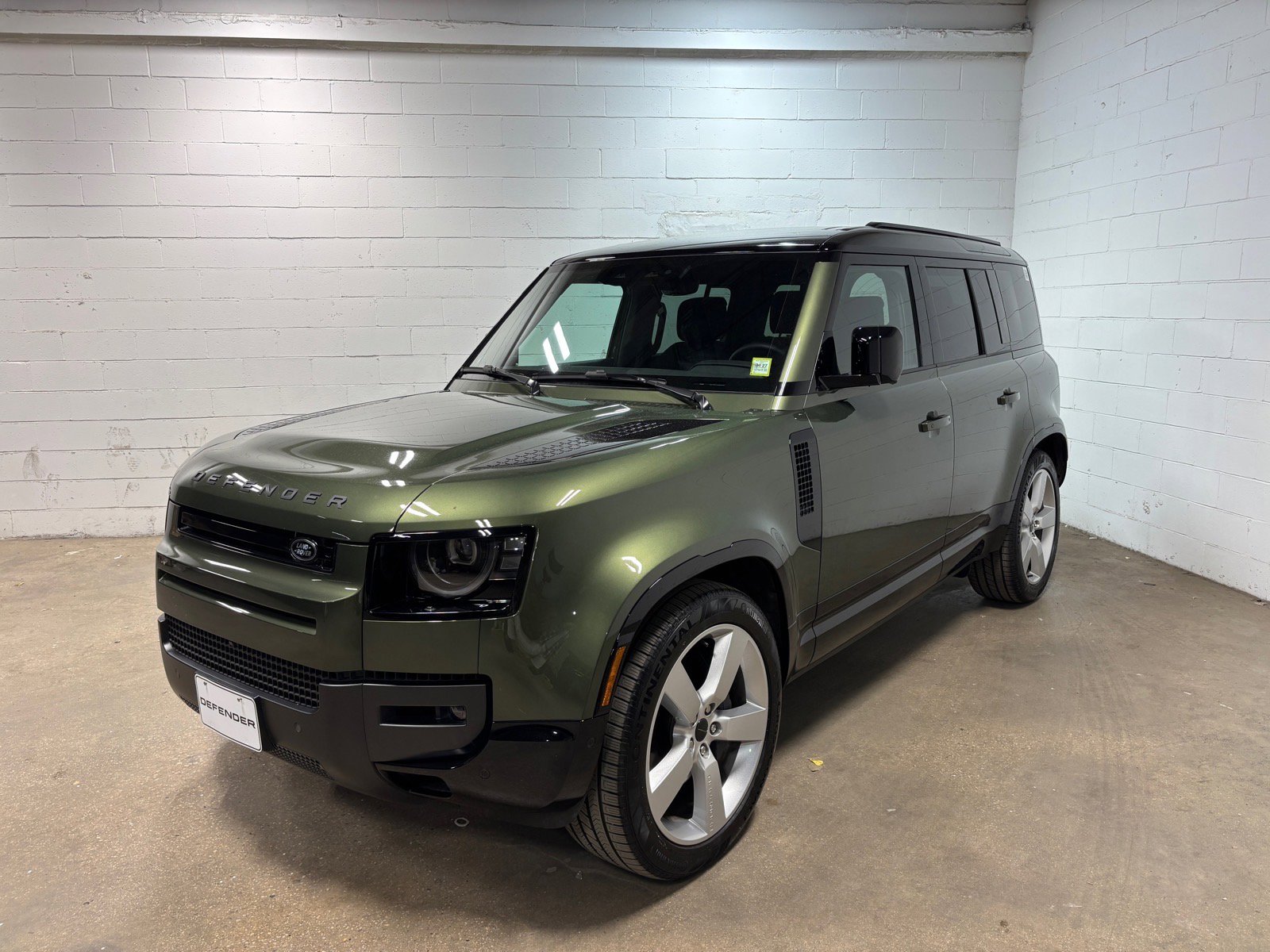 Used 2026 Land Rover Defender 110 X-Dynamic SE AWD/4WD image 1