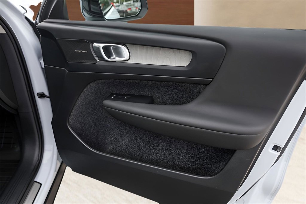 Used 2024 Volvo XC40 B5 Ultimate w/ Protection Package Premier image 51
