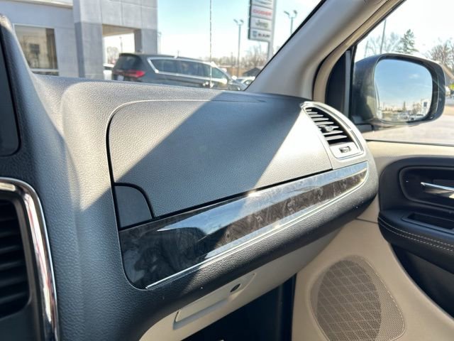 Used 2015 Chrysler Town & Country Touring w/ Driver Convenience Group image 39