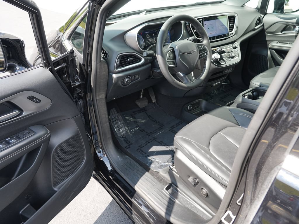 Used 2025 Chrysler Pacifica Select FWD image 13
