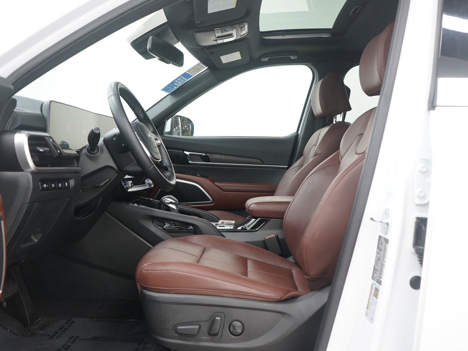 Used 2024 Kia Telluride EX w/ EX Captain's Chair Package image 25