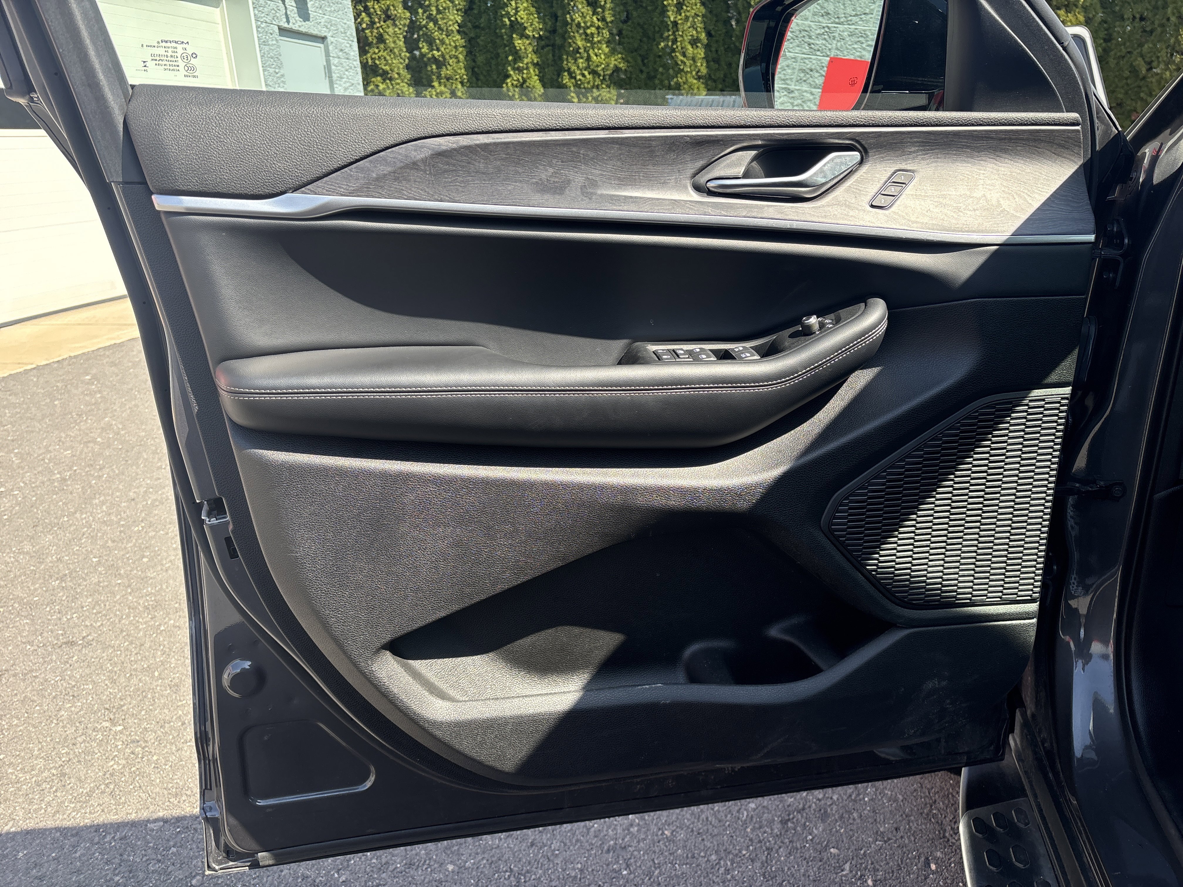 Used 2025 Jeep Grand Cherokee L Limited w/ Luxury Tech Group II image 17