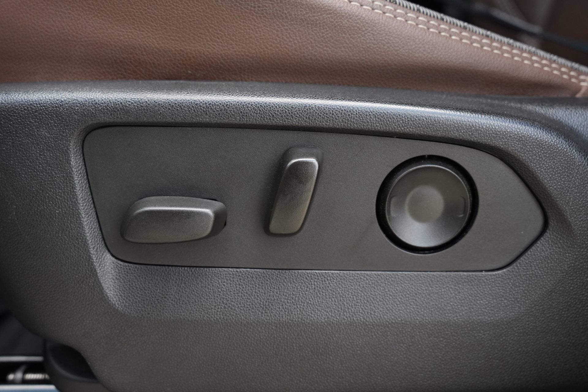 Used 2022 Chevrolet Tahoe High Country RWD image 16