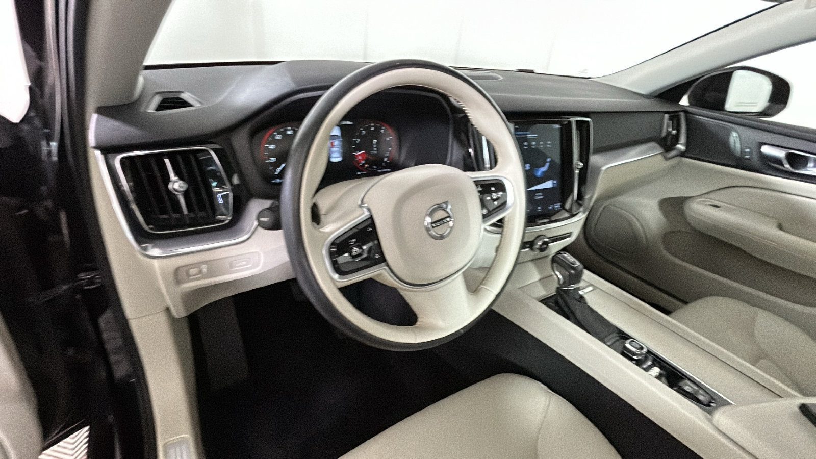 Used 2019 Volvo S60 T5 Momentum w/ Multimedia Package FWD image 16