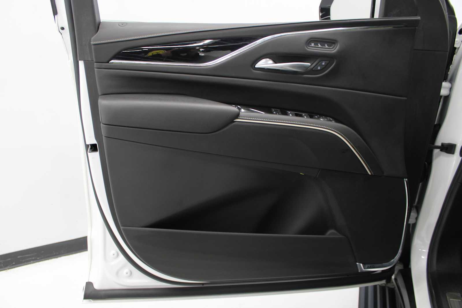 Used 2023 Cadillac Escalade V w/ LPO, ONYX Package image 17