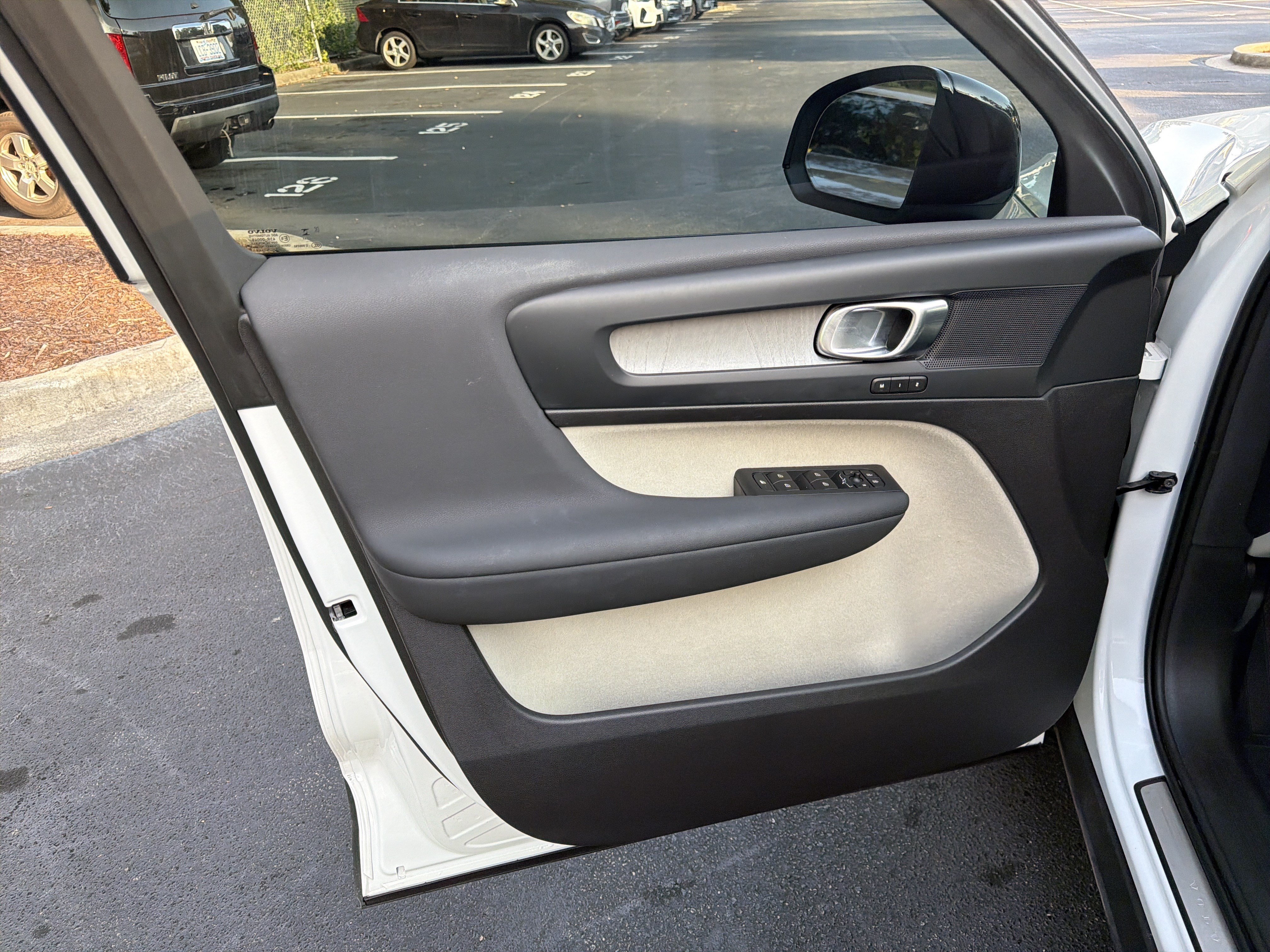 Certified 2023 Volvo XC40 B4 Plus w/ Protection Package Premier FWD image 14