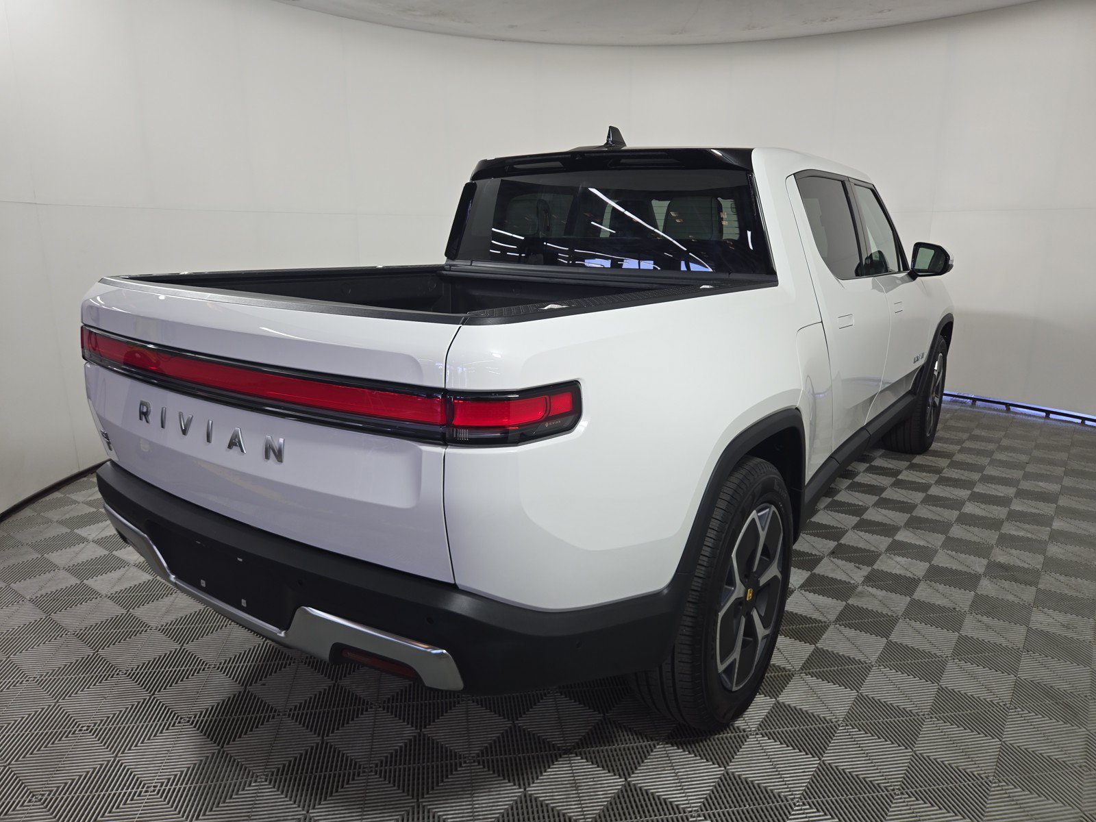 Used 2024 Rivian R1T Adventure AWD/4WD image 5