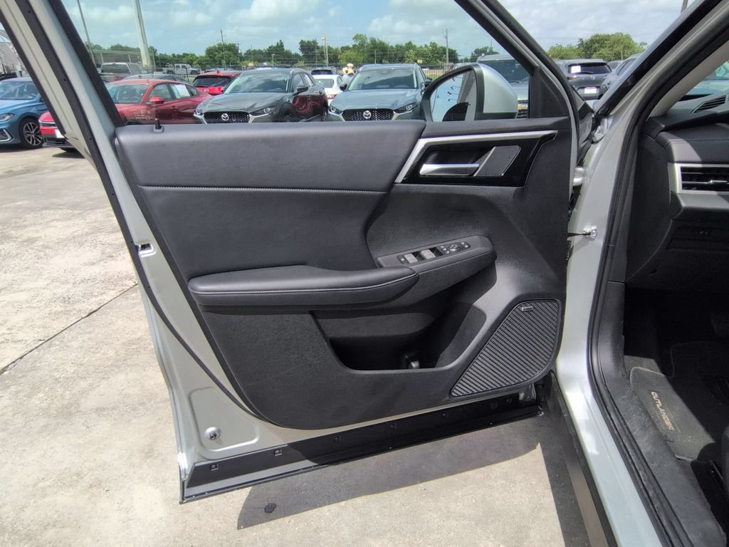 Used 2025 Mitsubishi Outlander SE FWD image 11