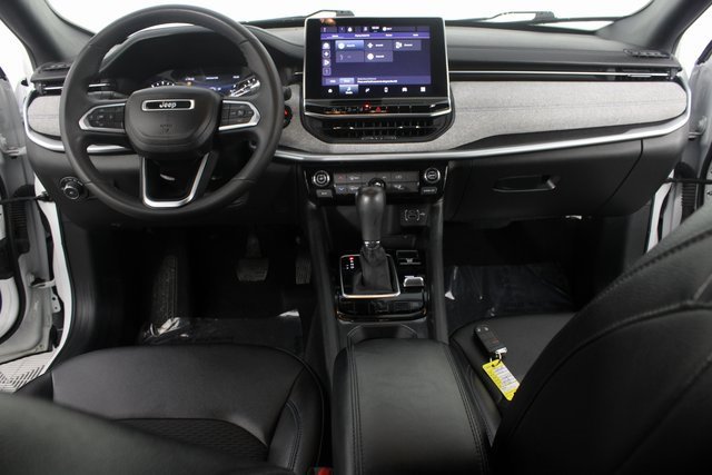 Used 2024 Jeep Compass Latitude image 9