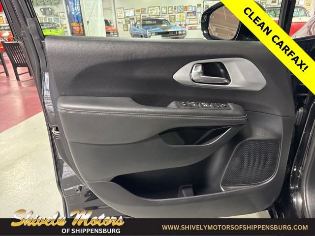 Used 2024 Chrysler Pacifica Touring image 12