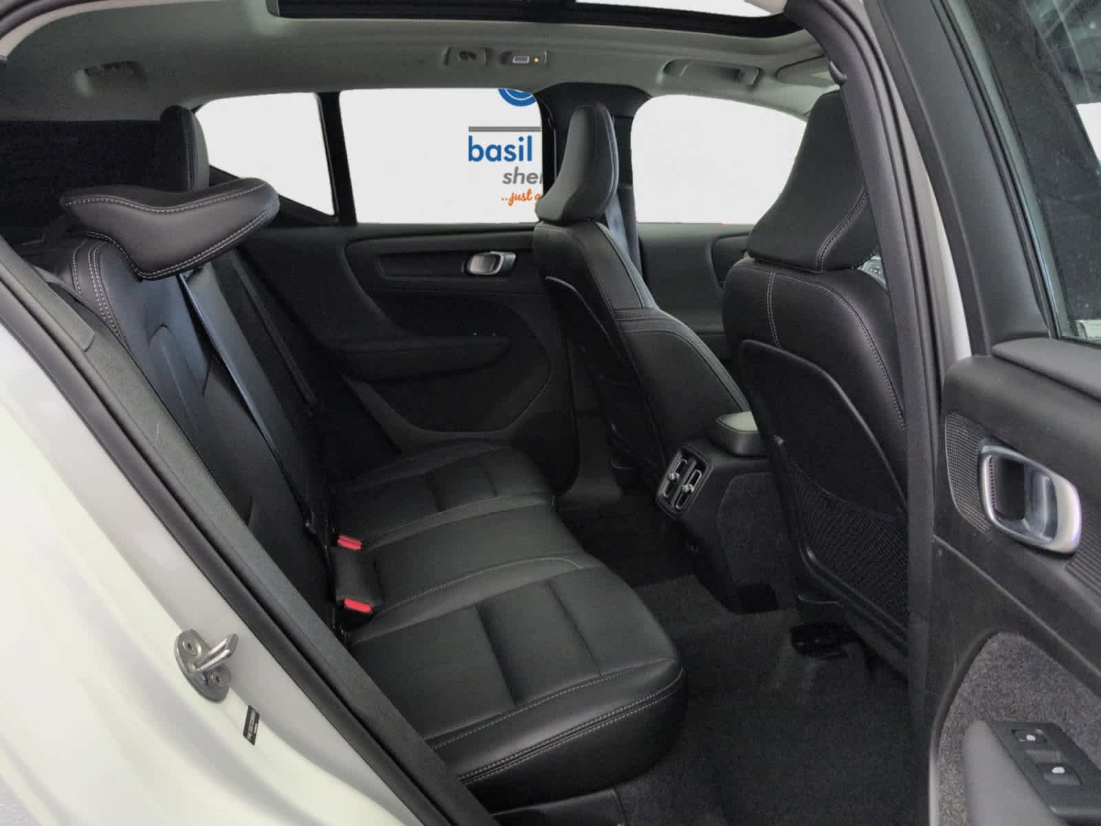 Used 2025 Volvo XC40 B5 Plus image 17